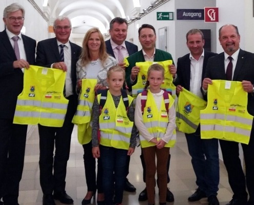 Die Initiatoren mit Kindern und ihren Warnwesten